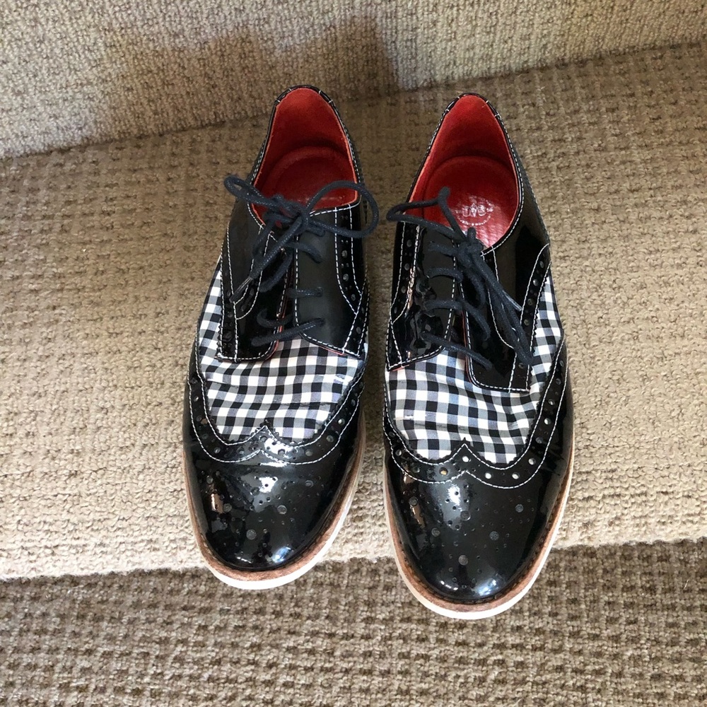 Johnston & Murphy Black and White Oxford Shoes with Brogue Detailing